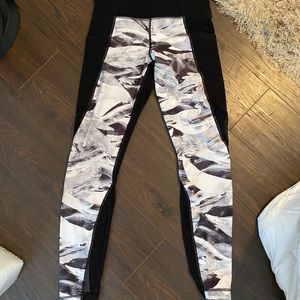 Athleta Black and White leggings NWOT
